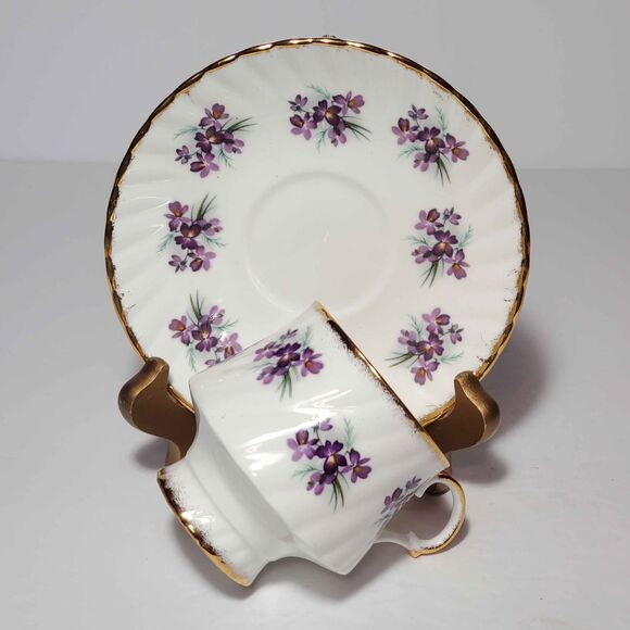 Elizabethan Teacup and Saucer Purple Violets Vintage - Picture 8 of 9